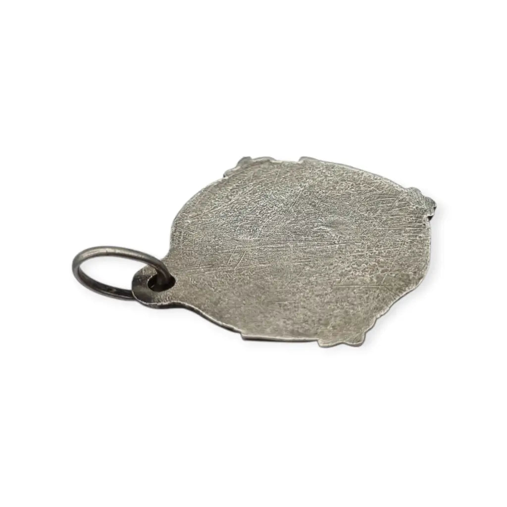 Medalla antigua comunión en plata Jesús y niña arrodillada detalles florales