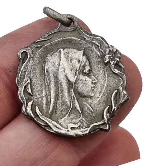 Medalla Art Nouveau antigua en plata con Virgen diseño floral religioso circa