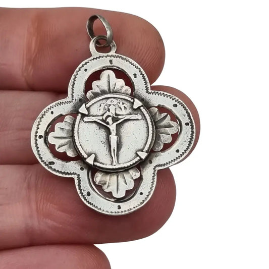 Medalla en plata calada del Santo Cristo de Balaguer circa 1900-1920.