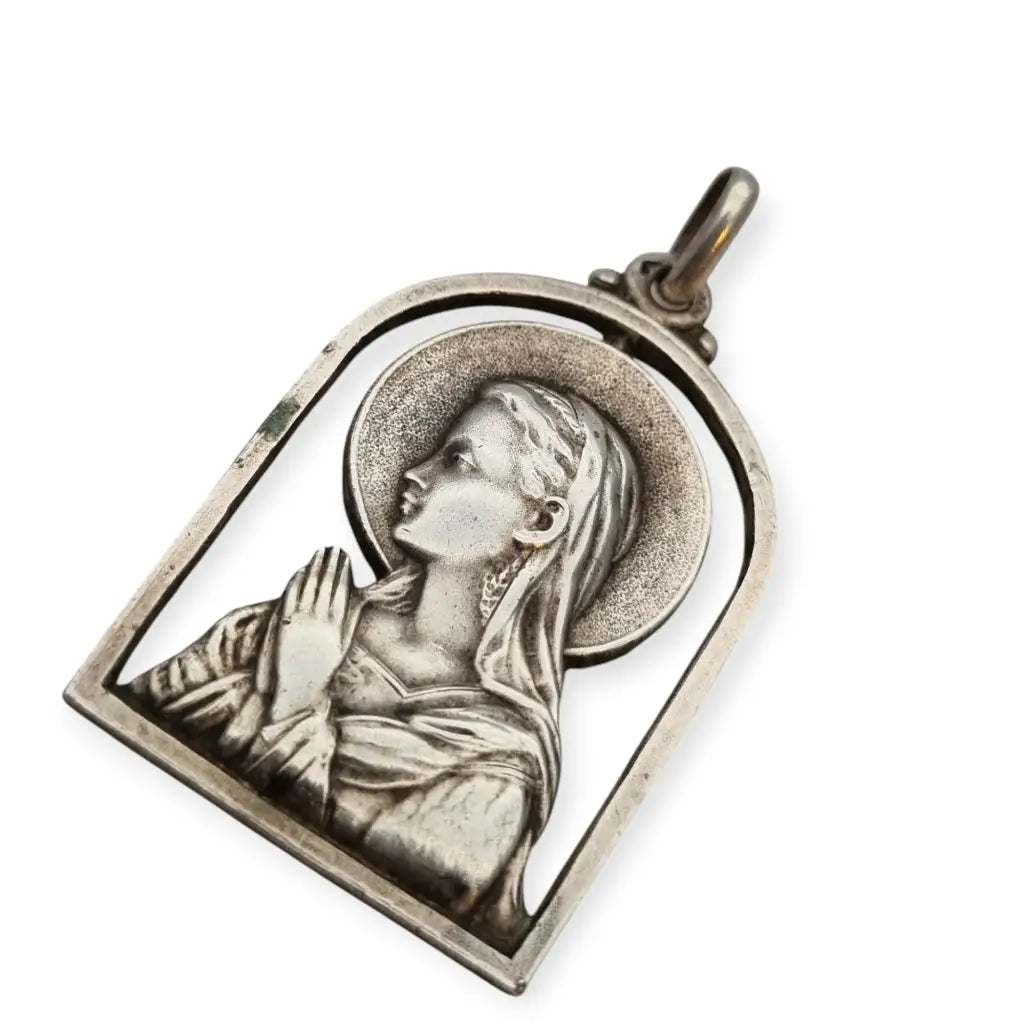Medalla de plata Virgen en oración ideal como colgante religioso 1950.