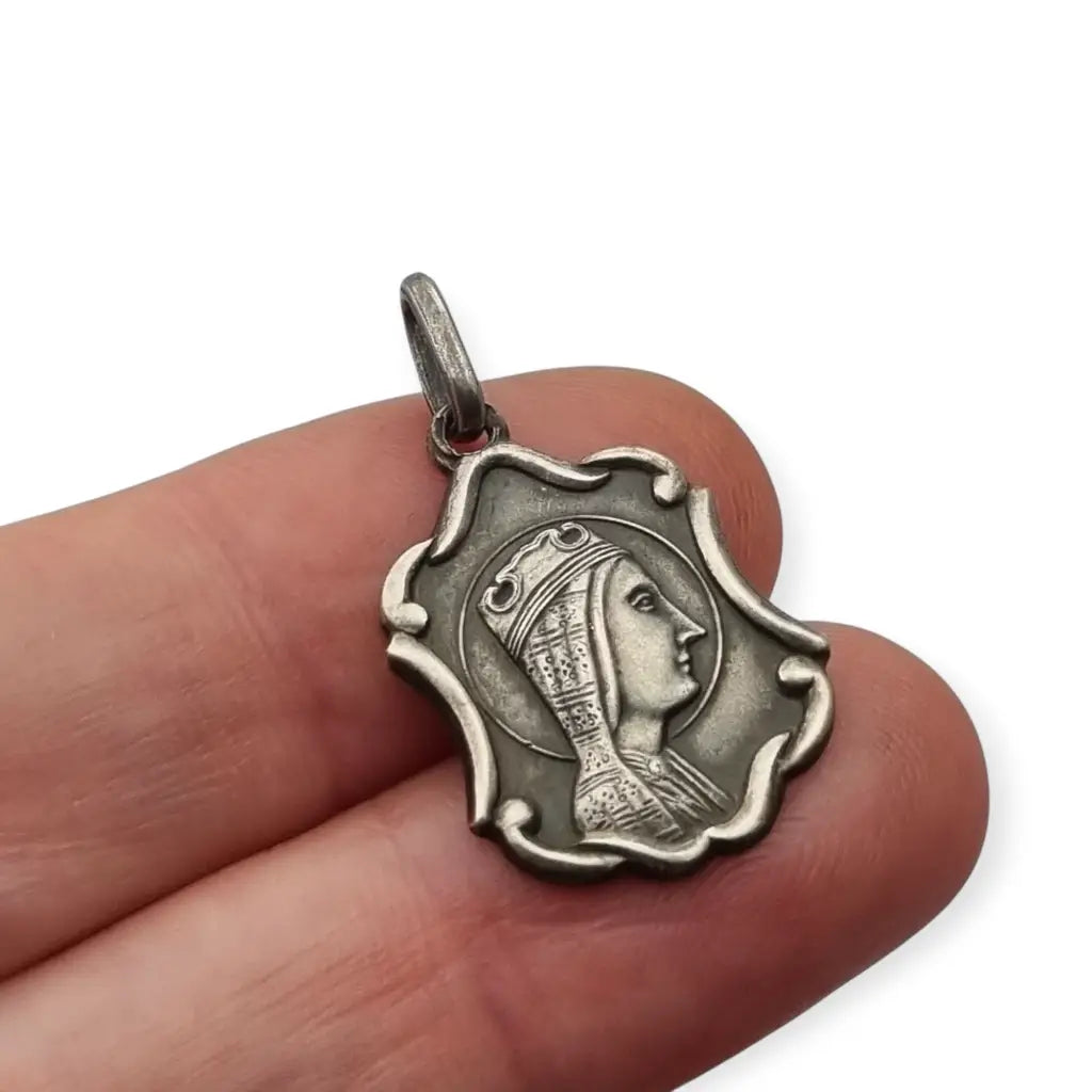 Medalla religiosa antigua en plata con la Moreneta de Montserrat estilo