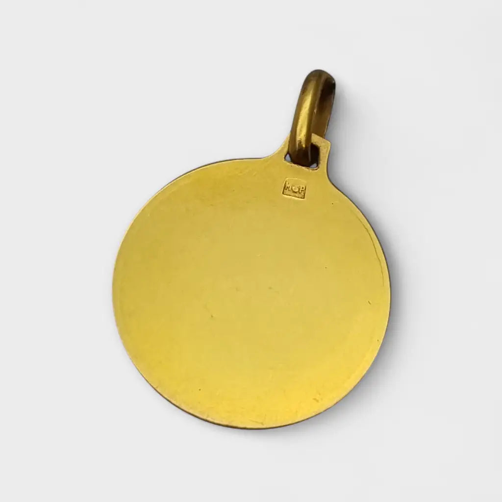 Medalla religiosa esmaltada con Virgen y esmalte rojo estilo vitrales en metal