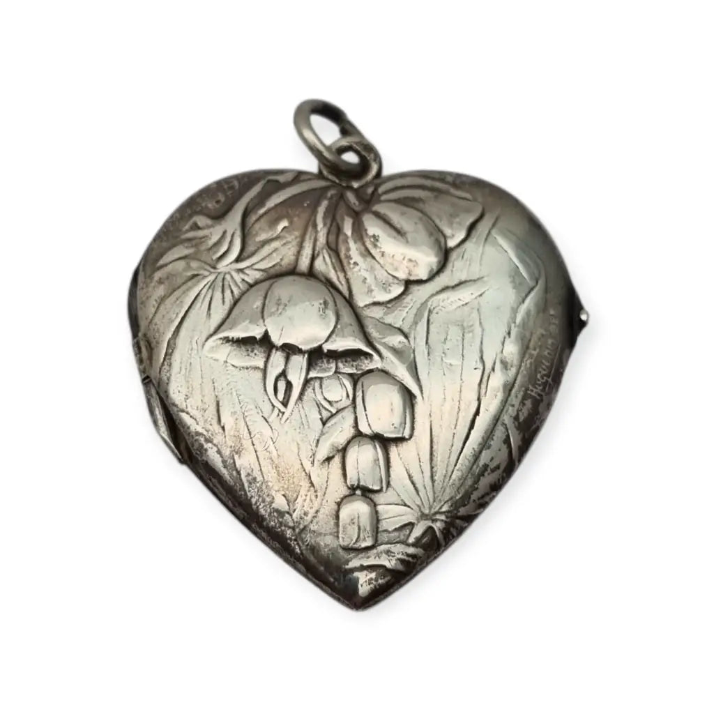 Medallón antiguo de plata en forma corazón con flores relieve • Art