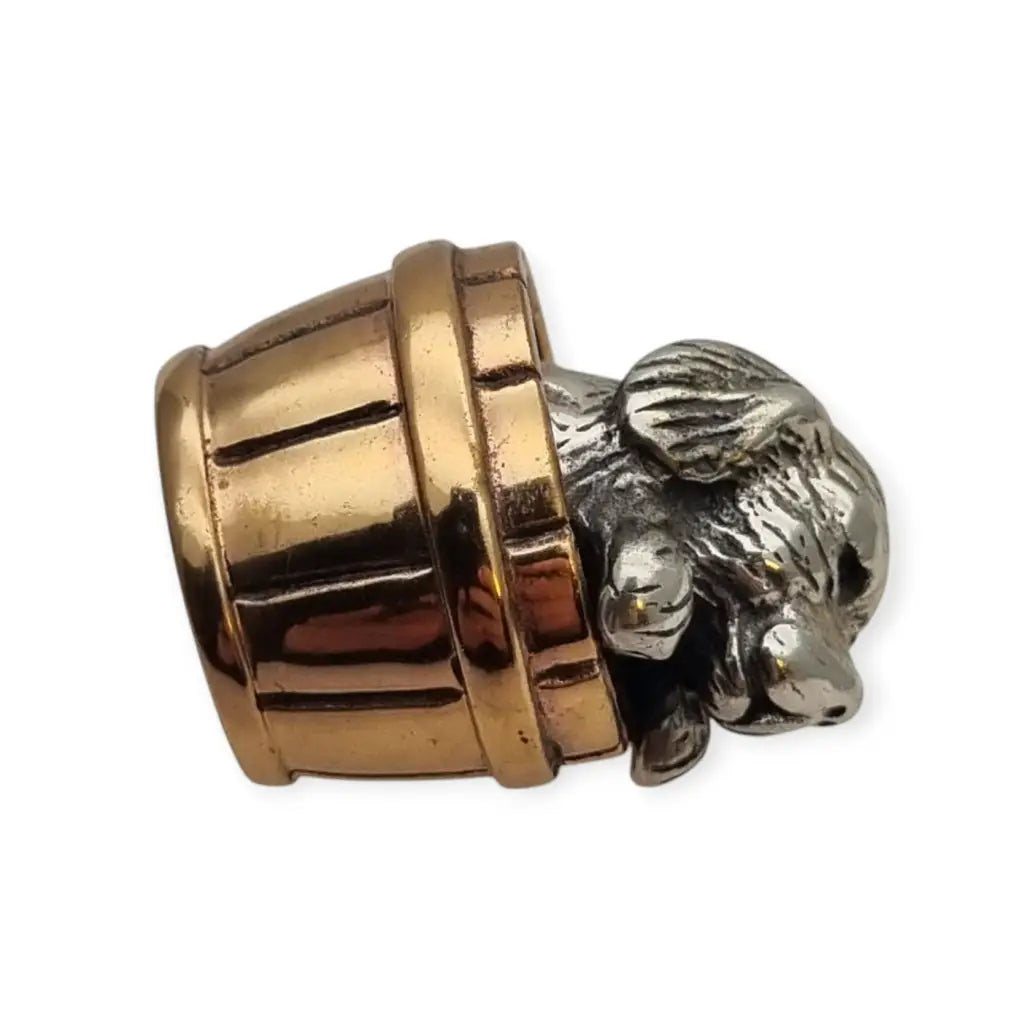 Miniatura italiana vintage de plata 800 perro en un barril dorado. Artesanía