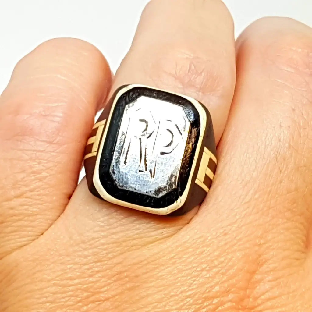 Anillo con nombre de plata antigua y varios materiales. Hacia xix. Talla 7 usa.