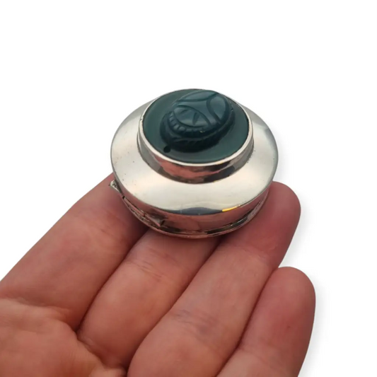 Pastillero vintage en plata con escarabajo tallado piedra verde años 70–80.