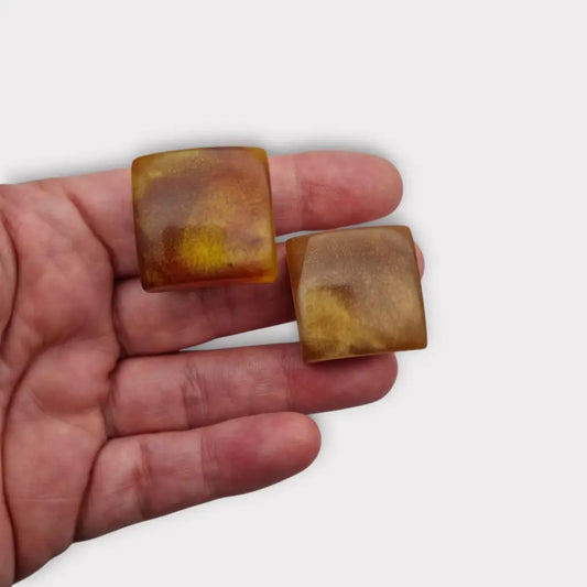 Pendientes cuadrados de plástico jaspeado en tonos ámbar y caramelo diseño