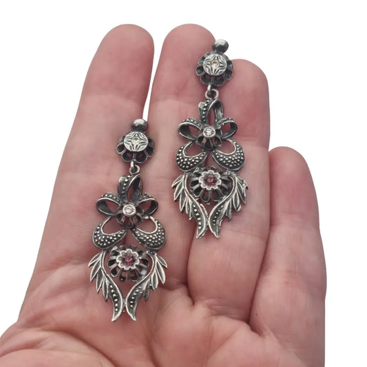 Pendientes largos de estilo victoriano en plata 925 con un diseño floral calado