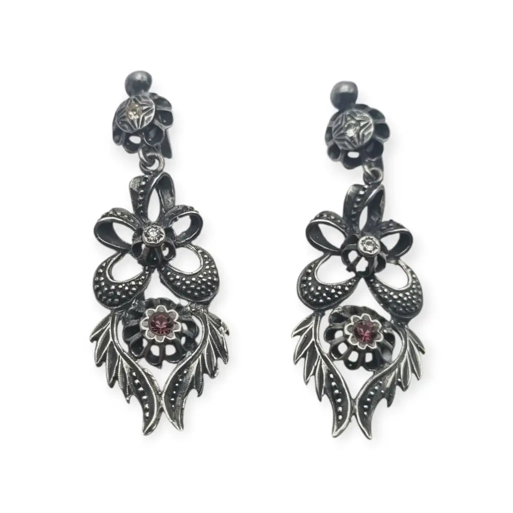Pendientes largos de estilo victoriano en plata 925 con un diseño floral calado