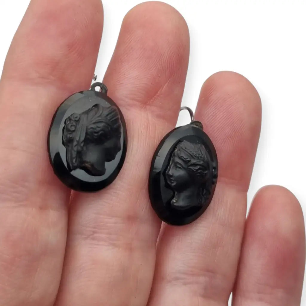 Pendientes Victorianos de camafeo negro en vulcanita joyería luto con cierre