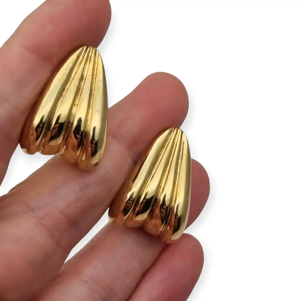 Pendientes vintage dorados en plata 925 diseño acanalado estilo 80s retro.