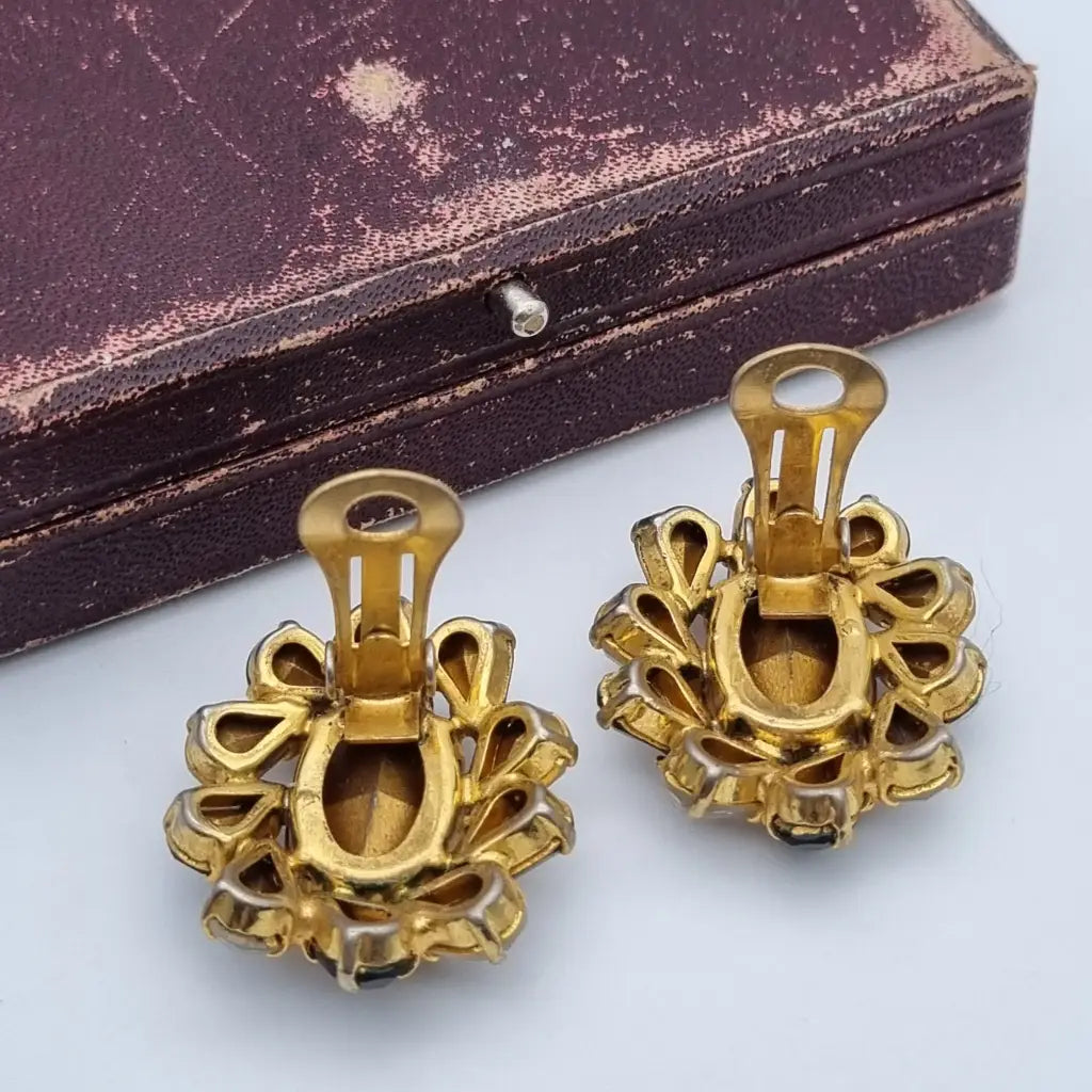 Pendientes vintage joyas doradas pedrería blanca y negra Purificación García PG