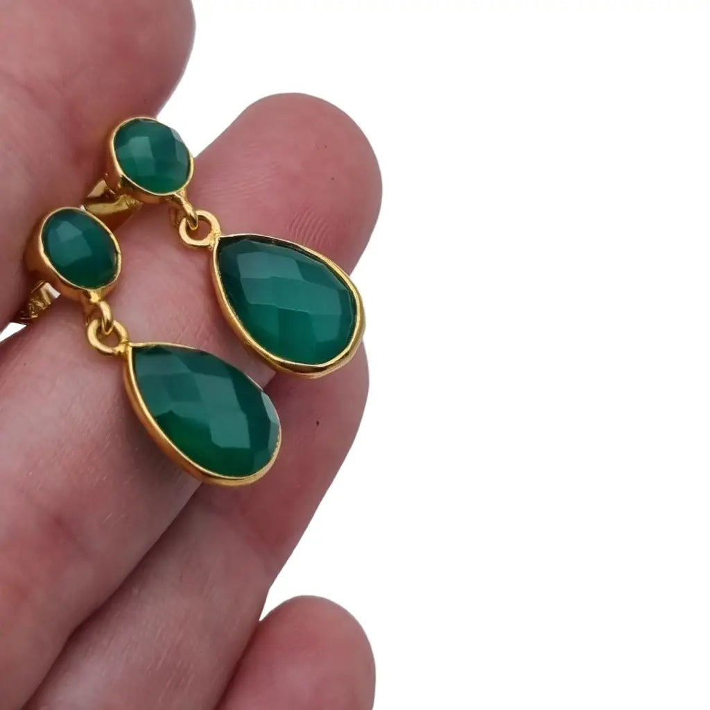 Pendientes vintage de ónix verde y plata dorada estilo boho.