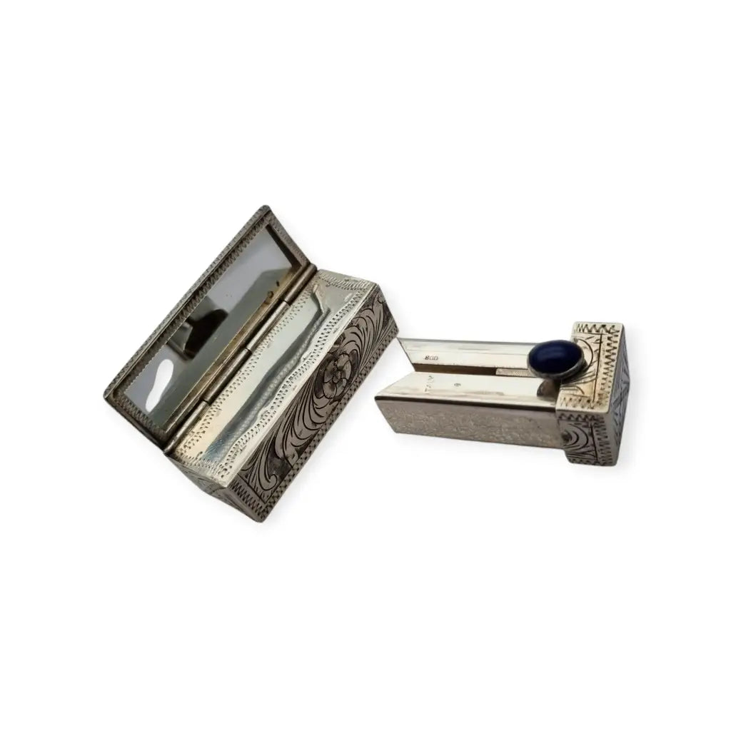 Pintalabios en plata 800 con piedra azul cabujón y grabados florales espejo