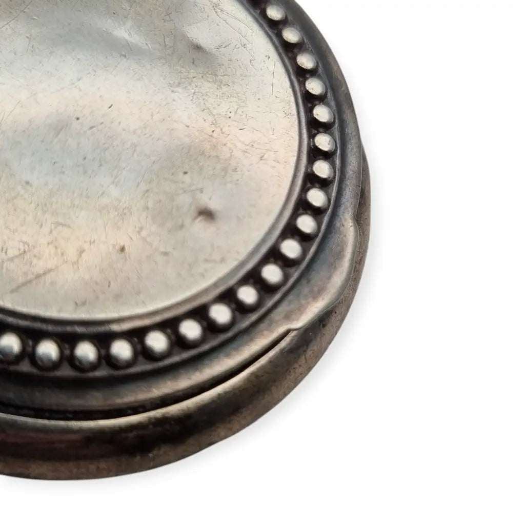 Polvera antigua de plata con espejo estilo Art Nouveau Circa 1900.