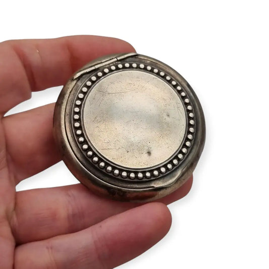 Polvera antigua de plata con espejo estilo Art Nouveau Circa 1900.