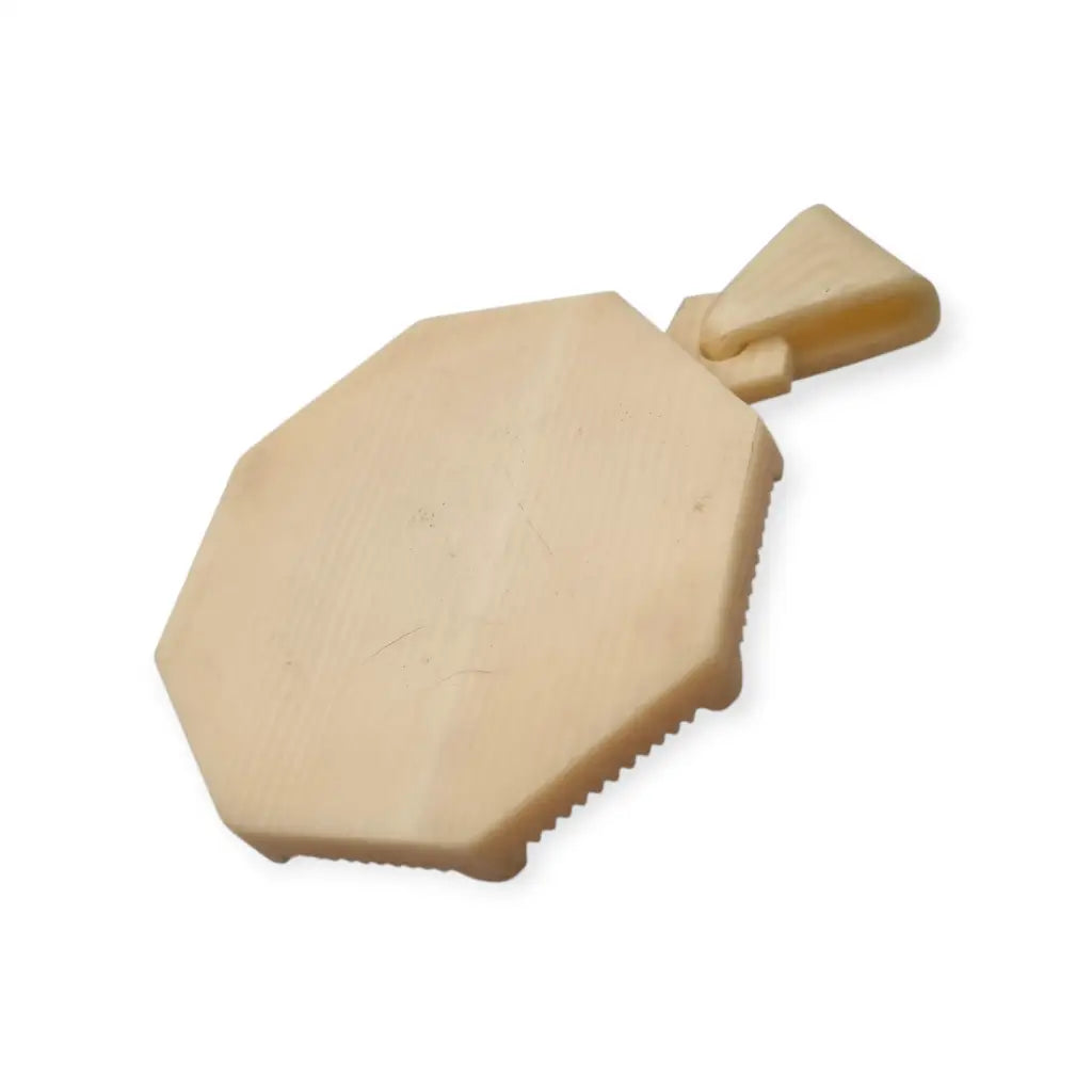 Protector de cuna Art Nouveau en celuloide y medalla con Virgen María circa