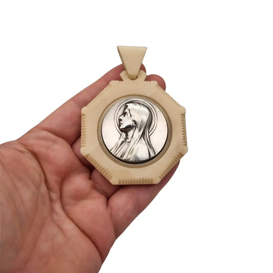 Protector de cuna Art Nouveau en celuloide y medalla con Virgen María circa