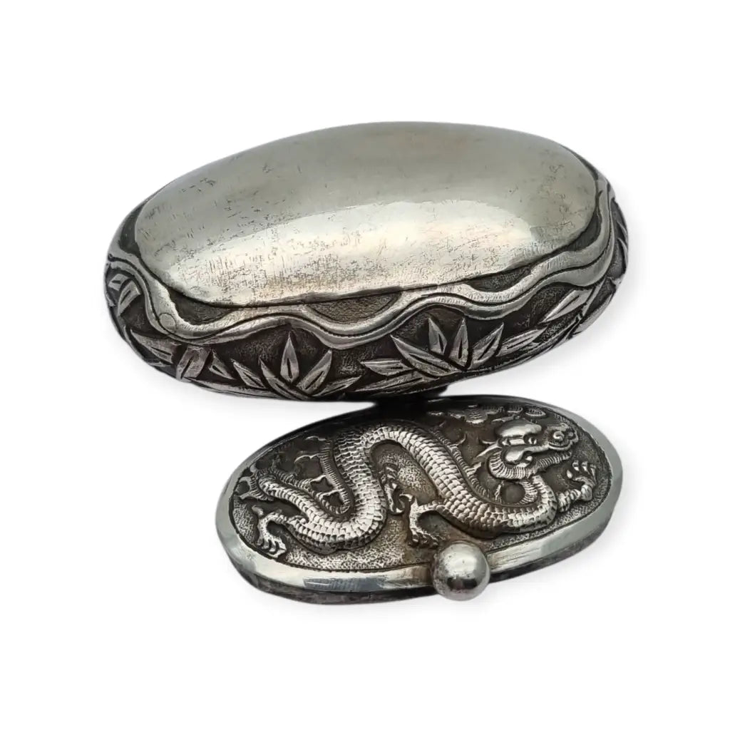 Rara caja de rapé oriental ovalada plata con dragón y bambú pieza