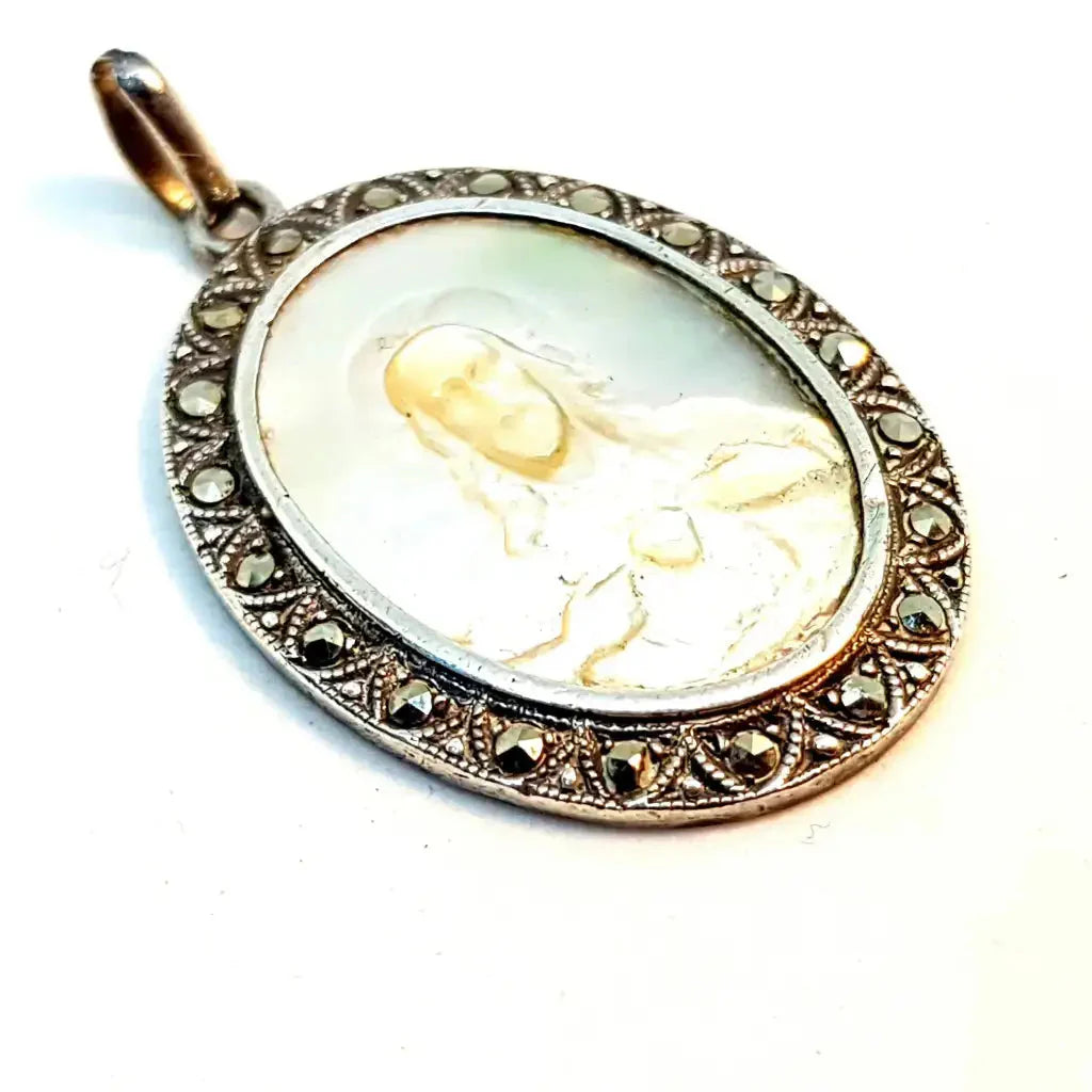Medalla religiosa art deco grabado religioso de nácar religioso.