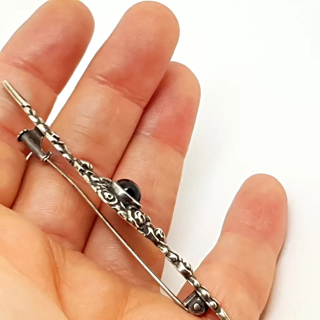 Broche antiguo art deco de plata y ónix. Circa 1960. Joyería antigua vintage.