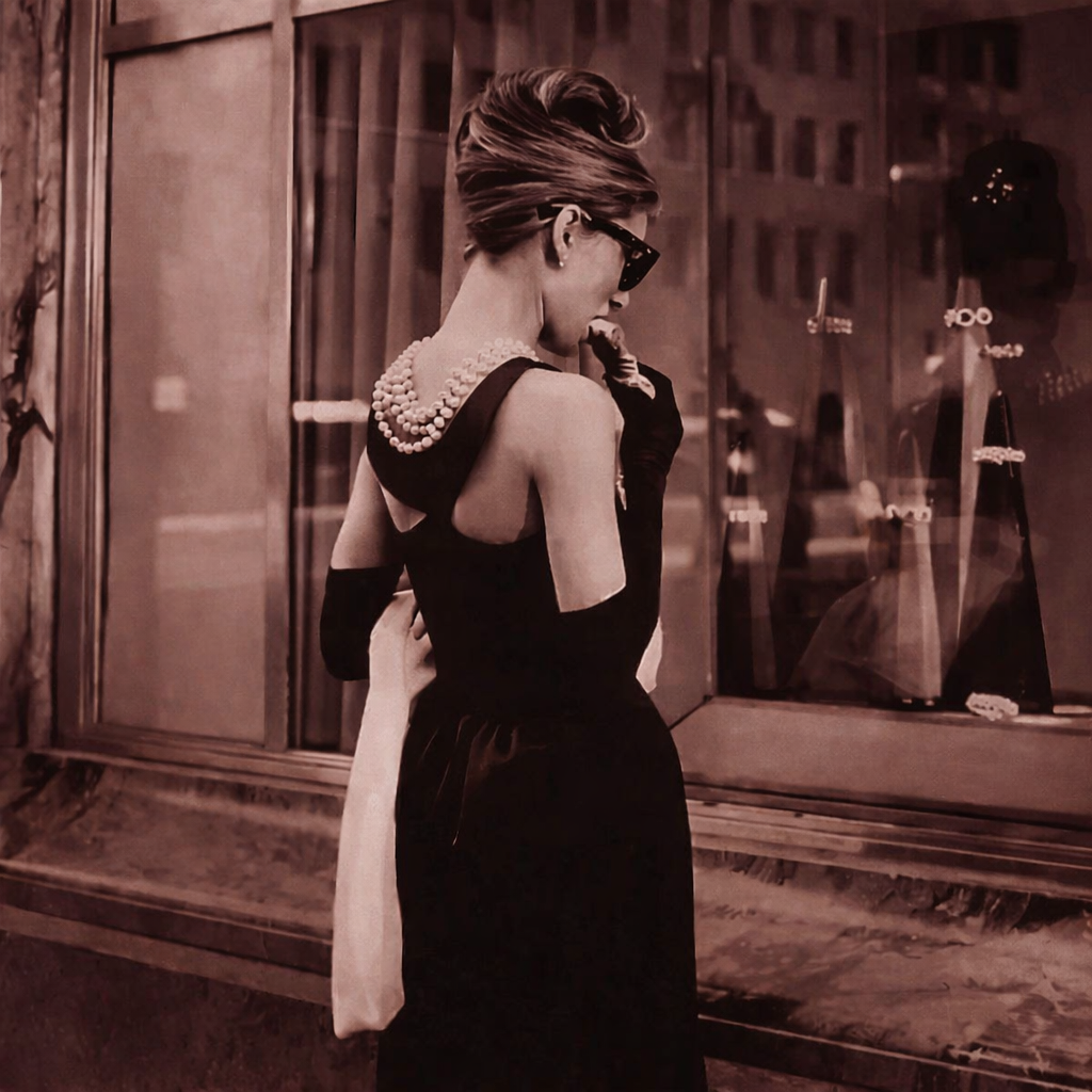 Foto de una escena de la película Desayuno con diamantes con vestido decorado con joyas