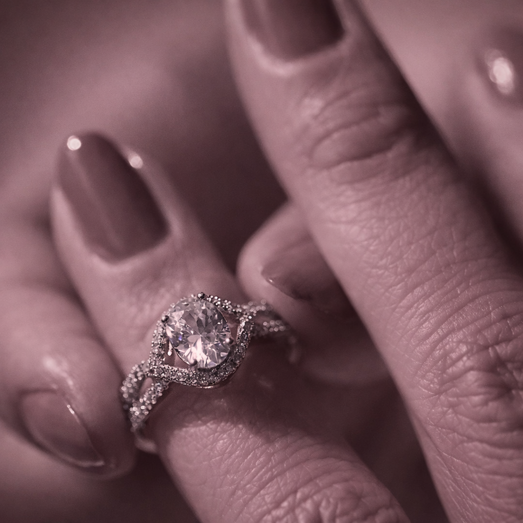 Ilustración de manos probando anillos para determinar la talla