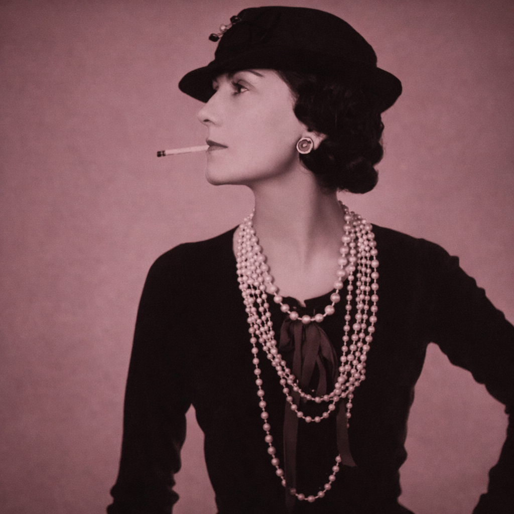Foto de Coco Chanel con estética y actitud flapper