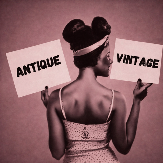 Viñeta de un dibujo pin-up con dos letreros, uno con la palabra vintage y otro con la palabra antiguo