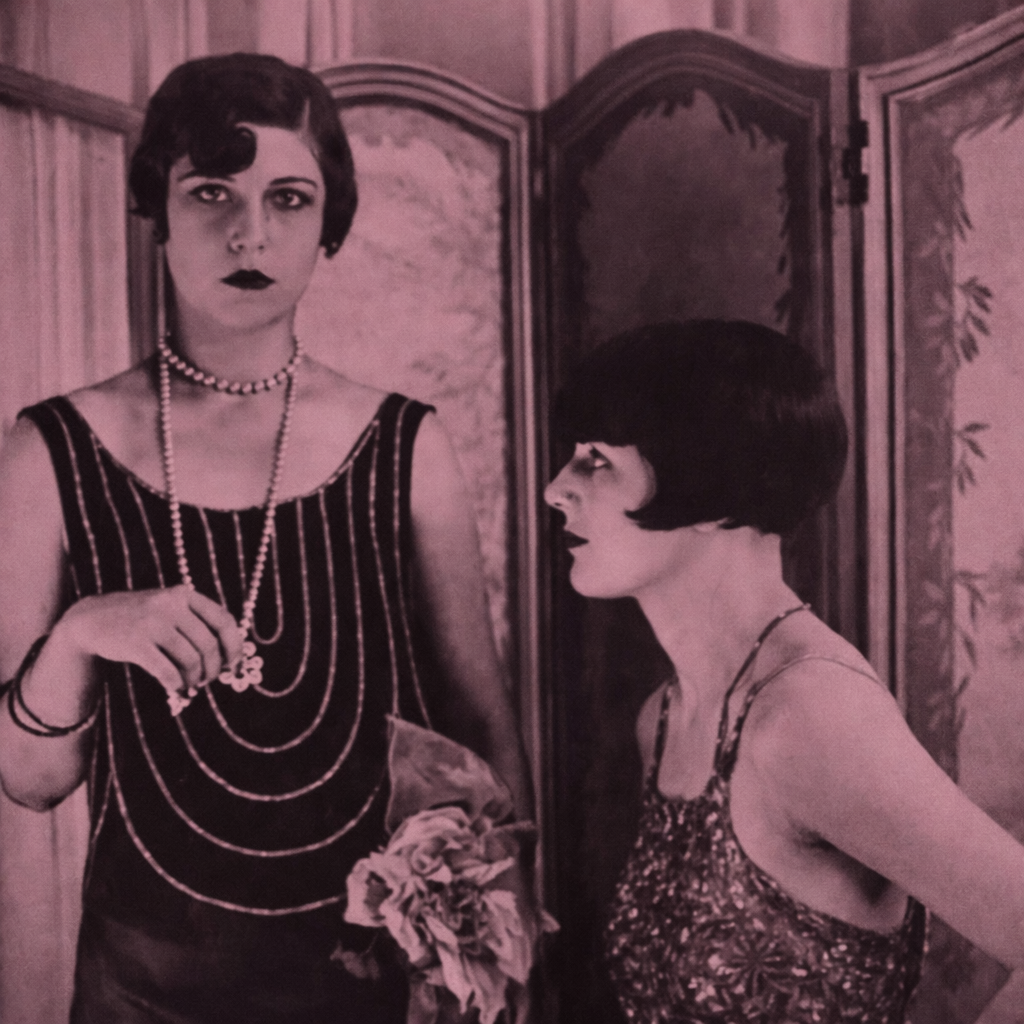 Foto antigua de dos mujeres flappers en los años 20