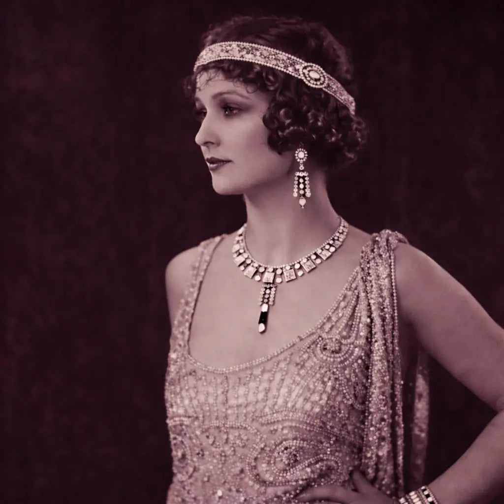 Mujer Victoriana con joyas de la época, circa 1880.