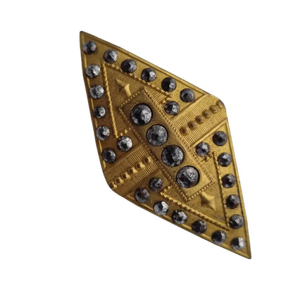 Broche art déco vintage dorado remachado para mujer en forma de diamante.