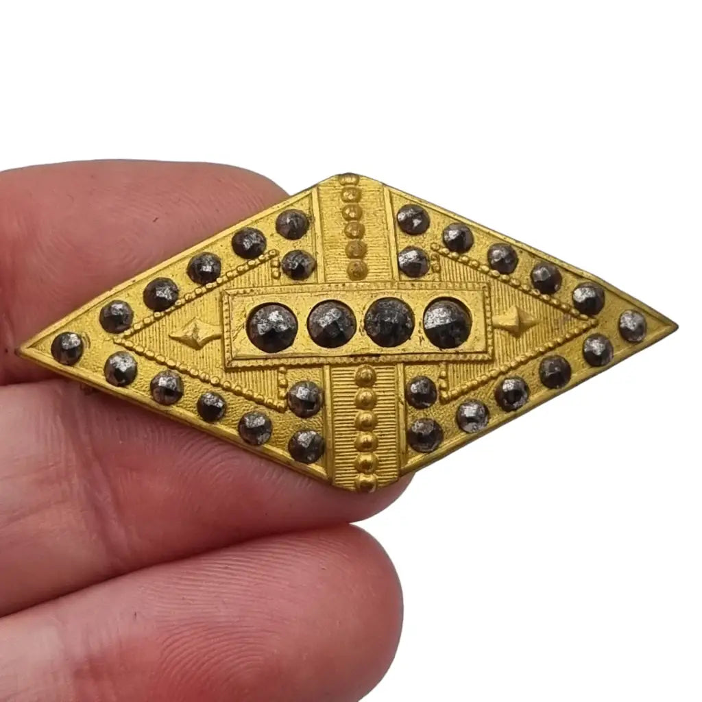 Broche art déco vintage dorado remachado para mujer en forma de diamante.
