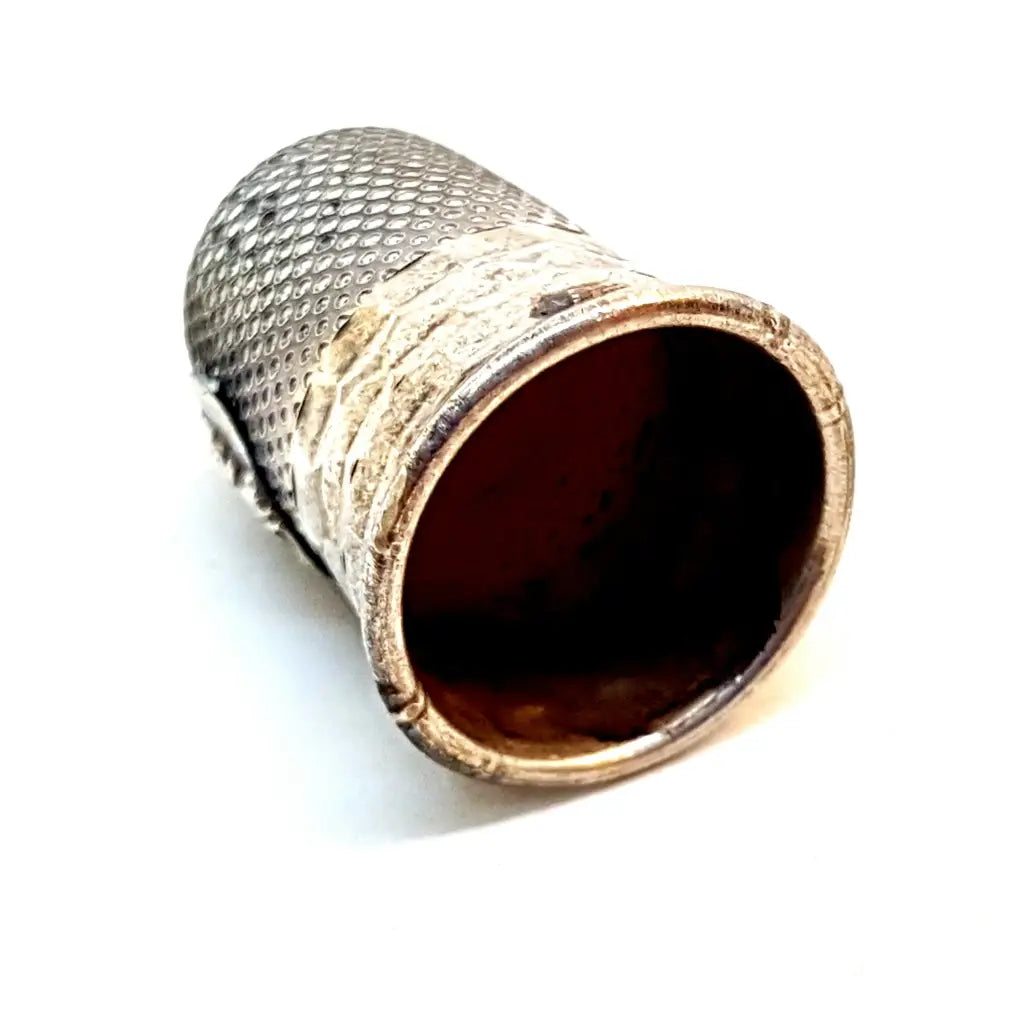 Dedal de colección dedal vintage troquelado en plata. Religioso. Costura