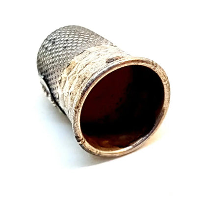 Dedal de colección dedal vintage troquelado en plata. Religioso. Costura