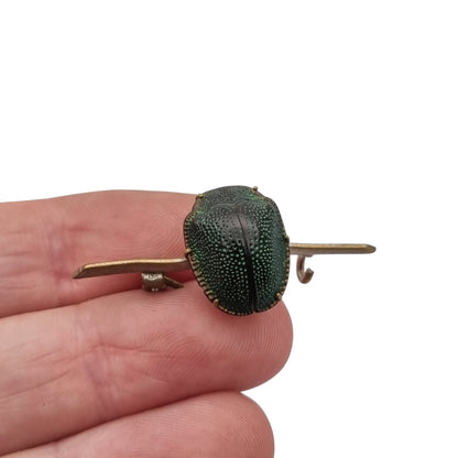 Broche antiguo victoriano Revival Egipcio con escarabajo real en metal dorado, ca. 1880-1905