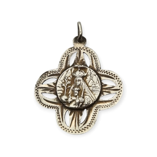 Medalla antigua de la Virgen de Montserrat en plata calada, recuerdo devocional catalán, ca. 1920-1950