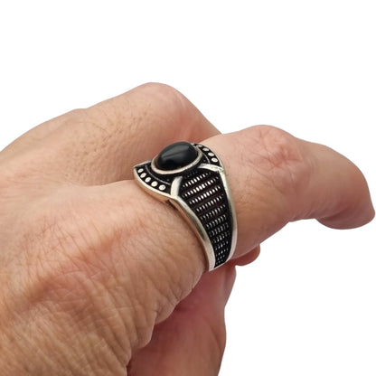 Anillo vintage boho de plata 925 y ónix negro, diseño geométrico calado, Europa, ca. 1990-2000