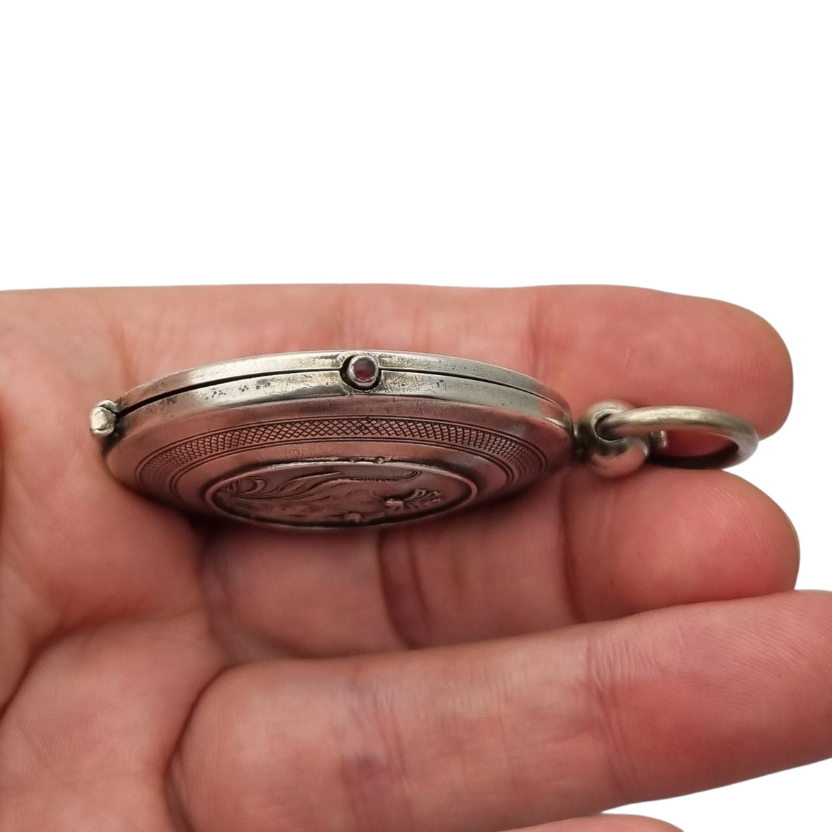 Guardapelo Art Nouveau antiguo de plata 800 con doble portarretrato, grabado floral y piedra rosa, ca. 1900