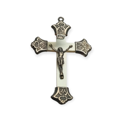 Crucifijo antiguo Art Nouveau de nácar y plata con terminales ornamentales, Europa, ca. 1900-1920