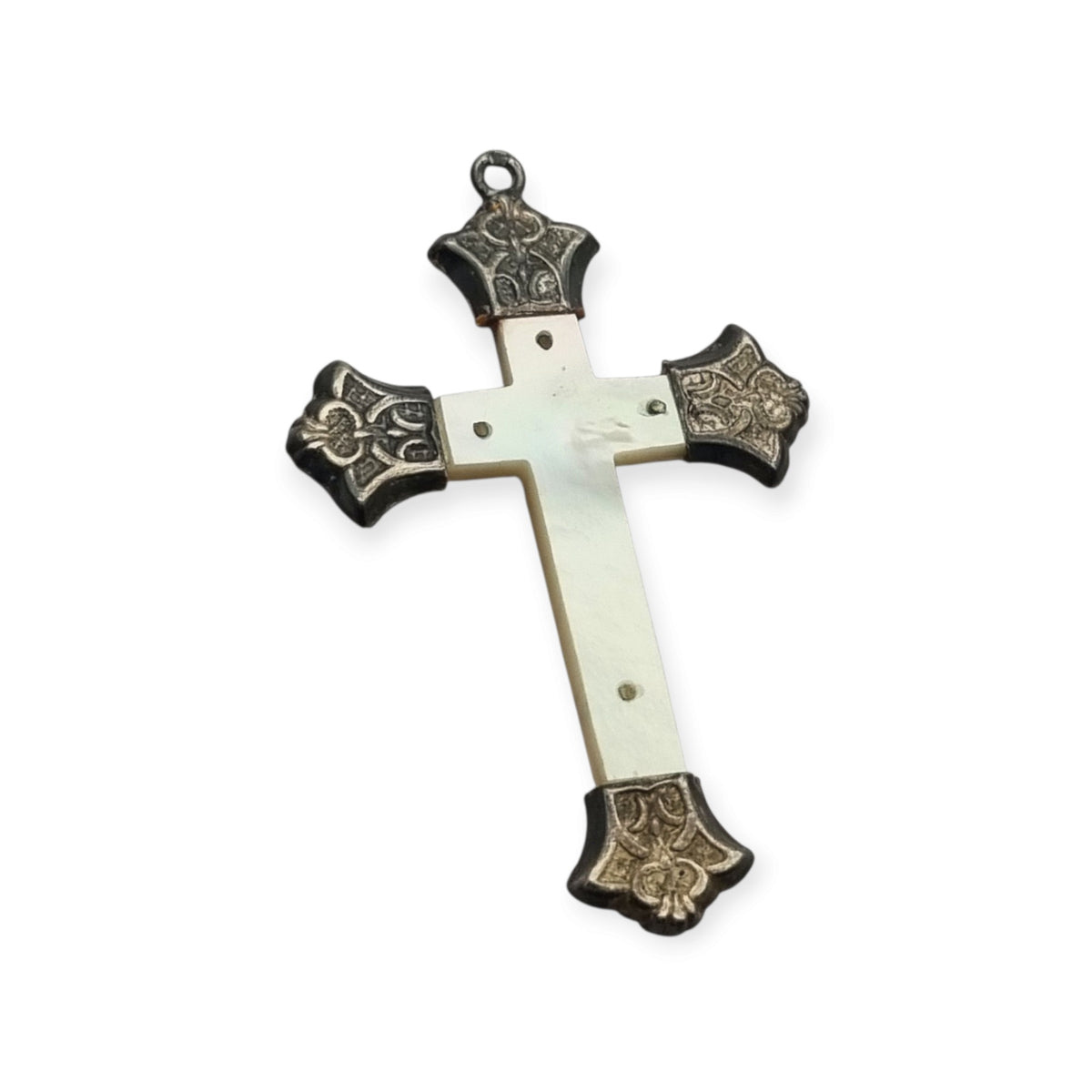 Crucifijo antiguo Art Nouveau de nácar y plata con terminales ornamentales, Europa, ca. 1900-1920