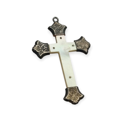 Crucifijo antiguo Art Nouveau de nácar y plata con terminales ornamentales, Europa, ca. 1900-1920