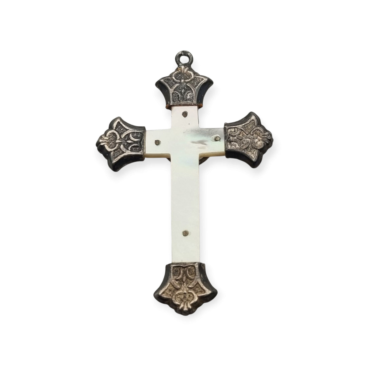 Crucifijo antiguo Art Nouveau de nácar y plata con terminales ornamentales, Europa, ca. 1900-1920