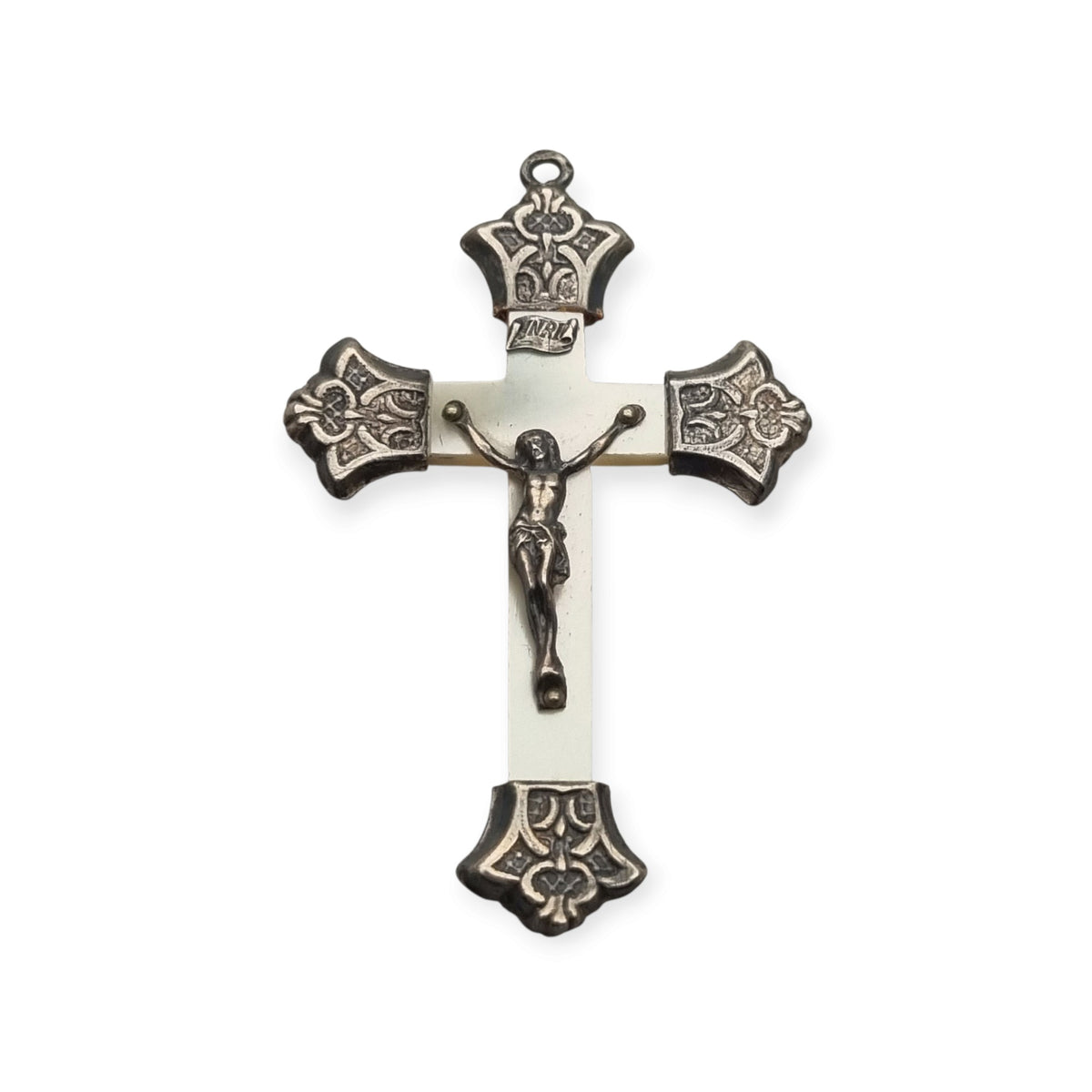 Crucifijo antiguo Art Nouveau de nácar y plata con terminales ornamentales, Europa, ca. 1900-1920