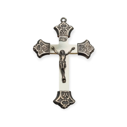 Crucifijo antiguo Art Nouveau de nácar y plata con terminales ornamentales, Europa, ca. 1900-1920