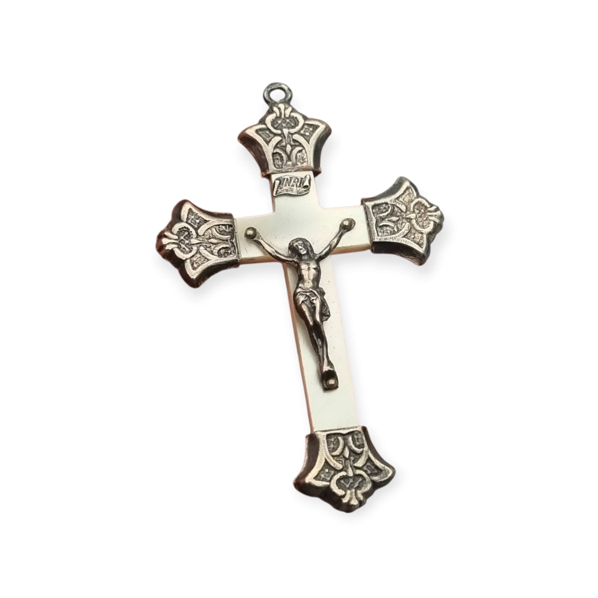 Crucifijo antiguo Art Nouveau de nácar y plata con terminales ornamentales, Europa, ca. 1900-1920