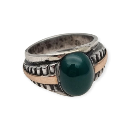 Anillo Vintage de Hombre Clásico de Plata con Calcedonia Verde y Vistas Doradas, Años 60–70