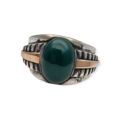 Anillo Vintage de Hombre Clásico de Plata con Calcedonia Verde y Vistas Doradas, Años 60–70