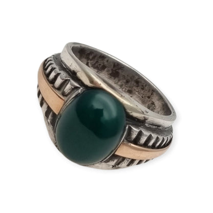 Anillo Vintage de Hombre Clásico de Plata con Calcedonia Verde y Vistas Doradas, Años 60–70