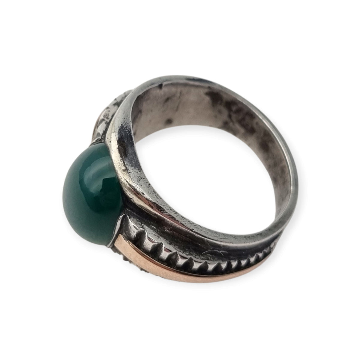 Anillo Vintage de Hombre Clásico de Plata con Calcedonia Verde y Vistas Doradas, Años 60–70